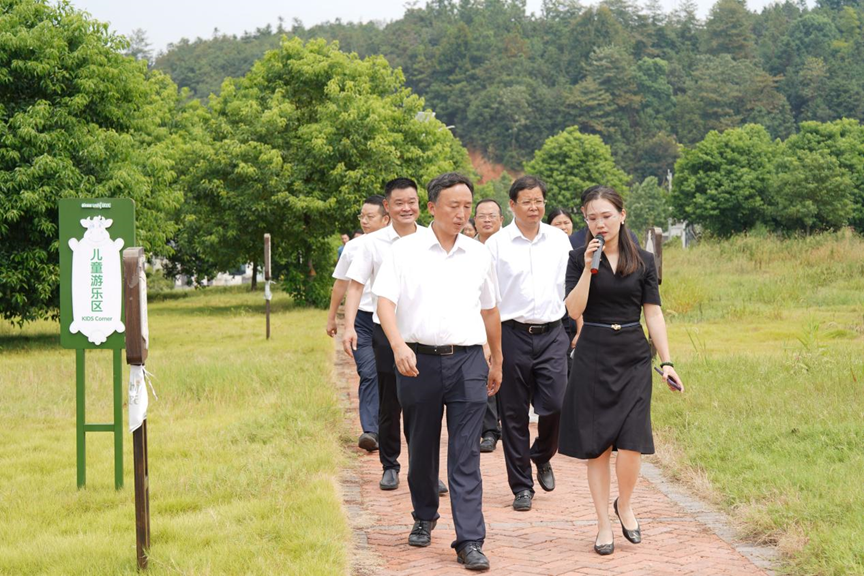 寧鄉(xiāng)市市委副書記、市長黃滔一行蒞臨皇氏集團湖南優(yōu)氏歐冠牧場調(diào)研